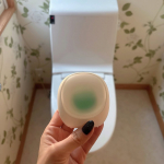 消臭力 コンパクト トイレ用小2息子が立しょんをする、床にもこぼれてる事もあり臭いが気になってました。コンパクトなのに、すごい消臭力！家族みんなに、トイレがすごいいい香りと言われママも大満…のInstagram画像