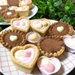 もうすぐバレンタインですね🍫💕今年は何にしよう？毎年バレンタインに悩みます。ぶきっちょさんでも、簡単に、失敗なく、可愛く、作れたらいいな～🤔.そこで、共立食品のバレンタインキットを使…のInstagram画像