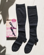 .🧦スリムウォーク　美脚ハイソックス医学から生まれた段階圧力設計で朝の美脚を夕方までキープしてくれるハイソックス🧦足裏部分はぎゅっと引き締めるハード編みが採用されていて足裏をサポートして…のInstagram画像
