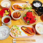 今日の晩ごはん。@fitdish_official 鮭のローストトマトソース仕立てじゃがいもの麻婆🥔今月はお魚も選びました♪先月とはまた違う副菜もあって楽しい😀忙しくて。。あと一品欲しいな…のInstagram画像