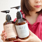 「NIJI RHYTHMIC シャンプー＆トリートメント」シャンプーはとろりとしたテクスチャー。泡立ちがよく、軽いきめ細やかな泡で洗えています♪トリートメントはなめらかなテクスチャー。髪によ…のInstagram画像