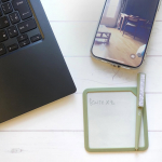PLUSのkaiteメモは紙も電池も不要のエコなアイテム♪ 仕事ではメモは付箋に書いていたのですが、終わった作業に二重線をひくうちに見づらくなってしまったり、粘着力が弱まって付箋がどこかに行ってし…のInstagram画像