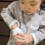 カルシウムグミ(イチゴ味)が気に入って、子供たち毎日食べてます😊私も味見しましたが外側はカリッと中はやわらかいグミ。お菓子感覚でカルシウム摂れるのがとてもいい✨重宝してます☺️1日の摂取目安量は6粒…のInstagram画像
