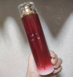 パッケージもおしゃれでとても素敵で可愛いです♥天然由来成分配合で肌にも安心して使えていいです。今のところ肌トラブルもないので継続して使い続けてみたいです！乾燥が気になる今の季節にぴったりな化粧水…のInstagram画像