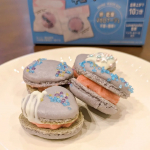 ..一足早くバレンタインのお菓子作りしたよ🎶.今年は共立食品のバレンタインキット『パステルマカロンキット』でマカロン💕..紫のパステルカラーのマカロンに、ピンクのクリーム、キラキラ輝く…のInstagram画像