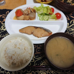 70種類以上のメニューの中から、15パックを詰め合わせてお届けしてくれる #fitdish をお試ししてみました～。家族構成や好みなど、おまかせ診断に応えたら、主菜と副菜をバランスよく届けてくれるサ…のInstagram画像
