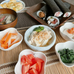 節分の日の夜ごはん。恵方巻きとちょこちょこおかず。***今さらですが節分の日のごはん👹子どもたちも大きくなってきたのでそれぞれ好きな味の恵方巻きを。主人は帆立入りの海鮮巻き。長男は…のInstagram画像