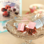 娘と一緒に、バレンタインのお菓子作り🍫美味しいトリュフが出来上がりました✨️今回は、共立食品さんのバレンタインキットの『シェアプチトリュフキット』を使ったので、トッピングやラッピングもセット…のInstagram画像