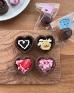 @kyoritsu_kitchen さんのバレンタインキットでチョコ作り材料揃えたり計量したり…が不要やけん本当に手軽🍫ラッピングの袋やシールまで入っとるのも嬉しい☺️子供たちも楽しんで作ってま…のInstagram画像