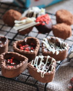 𓃟息子たちとチョコ作りお菓子作り大好きな息子たち真剣な眼差しで仕上げてたよ！共立食品さんのバレンタインキット『シェアプチトリュフキット』は実は2回目なんだけどキットの中にチョ…のInstagram画像