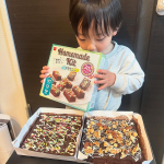 ブラウニーキットでバレンタインのお菓子作り💖材料だけじゃなくて装飾のチョコもナッツもプレゼント用のビニールもシールも入っているキット。いつもはスーパーで材料買って、百均で包装買ってって大変だ…のInstagram画像