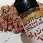 クレイジーペッパーですハーブ・スパイスミックス調味料ですペッパーやスパイスやオニオンの香り豊かでピリッとしています画像はお肉に使用していますが、お魚やパスタやソース等に加えても美味しい調味料です…のInstagram画像