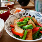 モニプラから日本緑茶センターのクレイジーバジルのモニター中です。菜の花と厚揚げの炒め物、味付けはクレイジーバジルのみです。なんとなく彩りがイタリアンカラー😬食卓はれんこんの甘酢漬けとお味噌汁で…のInstagram画像