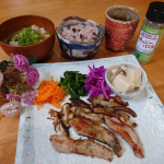 🌿おうちランチ🌿おひとりさまのお昼ごはんは、前日の残り物に『豚トロときのこのクレイジーバジル炒め』をメインにいただきました🌿いつもクレイジーソルトを使っていて、そちらもハーブは入っていますが、…のInstagram画像