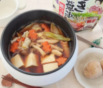 ・マルトモさんの「だし小鍋」鰹節屋、だし屋ならではの味の相乗効果を生かした鍋つゆです今日はかき醤油鍋つゆ🦪かきの旨味を感じます冷蔵庫にある野菜や豆腐をたっぷり入れたけど薄くならないしっか…のInstagram画像