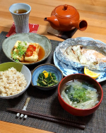 .ある日のごはん・鮭のホイル包み焼き・トマトめんつゆの揚げ出し豆腐・水菜の胡麻和え・お味噌汁・玄米ご飯先日 焼きうどんに使った「寺岡家のトマトめんつゆ」で、今回は揚げ出し豆腐に😆@…のInstagram画像