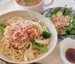 ・マルトモさんの削り節2種（1ｇと2ｇ）食べ比べしました！1ｇは、サラダのトッピングに🥗見た目も食感もソフトトッピングにちょうどいい量です2ｇは、パスタに🍝少し粗い感じがします存在…のInstagram画像