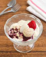 。🍓いちごヨーグルト豆乳ヨーグルトにアサイー、オートミールもちらして#いちご をトッピング♫道の駅で見つけて#白いいちご を買ってみました😊白いけど味はしっかりいちご。甘くて美味し…のInstagram画像