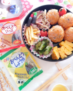 使い切りが便利な「おべんとうしょうゆ・ソース」をお弁当に入れてみました🍱しょうゆは本醸造醤油、ソースはウスターソースが小サイズのボトルに5本セットで入っています♪フタが開けやすいので、子どもが…のInstagram画像