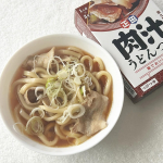 ＜麺でおいしい食卓＞肉汁うどんつゆ正田醤油の3種のしょうゆをブレンド使用しだしには枕崎産鰹節、乾燥椎茸、昆布の３種を使用。豚のコク深い旨味が感じられる甘辛いつけつゆに仕上げました。豚肉…のInstagram画像