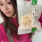 うす焼きサラダパリッと感がたまらない、おせんべいやおかきで有名なもち吉さんの商品。おやつにさっぱり食べられて、食感もいい！トッピングなどにも使いやすい、サラダ味。ジップがついているので、…のInstagram画像