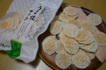 今日のおやつは【おせんべい・おかきの老舗もち吉】のパリッと食感が人気のうす焼せんべい『うす焼サラダ』☆彡このちょうどいい塩加減がたまらない！！薄焼きだから子供から大人まで喜んでぱりぱり食べられ…のInstagram画像