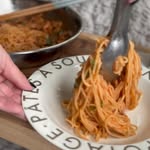 フライパンだけで作る#ワンパンパスタ 🍳ナポリタンは、頂き物のトマト麺つゆを使ってみました🍅めんつゆなのにトマト味で、和テイストなイタリアンになって便利😆そうめんもトマト麺つゆで食べたら絶…のInstagram画像