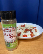 クレイジーバジルを使ってカプレーゼを作成してみました★クレイジーバジルは、「ハーブの王様」とも言われる香り高いバジルを岩塩、ブラックペッパーなどと絶妙な配合でブレンドされているそうです。トマト…のInstagram画像
