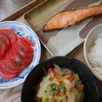 今日の昼ごはんは、銀鮭の西京漬け、トマトサラダ、白菜とにんじんの煮浸しです。トマトサラダには、モニター中の日本緑茶センターのクレイジーバジルをサッと。冷たく冷やしたトマトがごちそうになります。…のInstagram画像