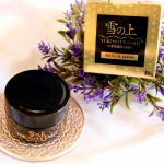 「雪の上GOLD」使用させていただいてます😍パッケージがゴージャスですし、ジェルに金箔が配合されています✨✨めちゃめちゃ高級感あります😲寝る前にサッと塗るオールインワンジェル❗時短ケアには良い…のInstagram画像