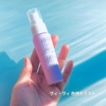 ヴィ・ヴィ 色持ちミスト可愛らしいピンクのパッケージ私は皮脂の多い部分などメイクの崩れが気になるのでメイクキープミストはいつも使用しています、こちらのミストはふわっと全体に使いやすかったです。ミ…のInstagram画像