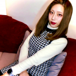 A Charming Face Line他の人から不意にとられた横顔や顎のラインが気になることが多いですが、このように首元をスッキリ見せてくれる美容液があるのってとても助かりますよね🌼くびもと…のInstagram画像
