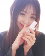 出先でも使える美容液スティク🩷ビーグレンさんのウルトラグロウバーは本当便利でした✨お出かけ中のメイク直し時にさっと乾燥きになる部分に塗るだけで、ツヤ肌完成✨肌のツヤを1日実感出来るって嬉し…のInstagram画像