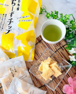 .チーズが好きな人ーーー🙋‍♀️..チーズ味があれば絶対買ってしまうほどのチーズ好きにはたまらない！！もち吉の新商品『ちーずチップ』🧀食べてみたよーー！ゴーダとチェダー２種のチーズを…のInstagram画像