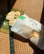 ．パリッと食感が人気のうす焼せんべい『うす焼サラダ』を子供達と食べました！大人から子供まで大好きな味でみんな手が止まりませんでした✨味の濃さもちょうどよく、食べ続けていても子供達もし…のInstagram画像
