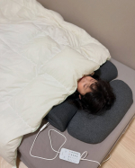 ▶︎首と肩がホッとする枕PLUSサバキュー睡眠にはなかなかこだわりがあり、旅先ではいつも枕に悩まされています。こちらの「首と肩がホッとする枕PLUS」は、首と肩の部分が温かくなるという素敵なア…のInstagram画像