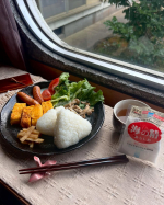 ..きなこの病院3時間待ちで予定狂ったのでおやつの時間に朝昼兼用ごはん..🍽️笑友達に教えてもらってから塩にハマってます🧂←海の精　@uminoseishop を使って塩むすび🍙🍙🍙シ…のInstagram画像