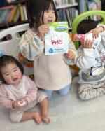 💚1歳の娘・3歳の息子・5歳の娘に愛用中のアトピタシリーズ🥰「薬用保湿入浴剤」は、やさしい香りのヨモギ色のお湯で、お風呂上がりしっとり💚「保湿全身泡ソープ」は、泡で出てくるので洗いやすい…のInstagram画像