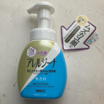 暖かくなってきて、ムズムズしてきたのでこの泡洗顔を使用してみました！ポンプタイプで泡がダイレクトに出るので便利。ふわふわ泡が優しくて気持ちいいです。しっとりした使用感で大満足。香りも感…のInstagram画像