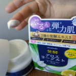 伸びが良くて香りが良くて、これ一つで化粧水からパックまで6役もこなしてくれます❤️化粧ノリも良くなるし、モロモロにならない優秀なアイテムです✌️#PR #アロインス #アロエメイド #発酵ジェ…のInstagram画像