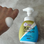 アレルジーナの泡洗顔のご紹介です🍀使用感レポ📝・動画でもわかる通り泡がもちもちで潰れないので肌に触れず洗える🫧・抗ヒスタミン成分配合なのでお肌にめちゃくちゃ優しい！・洗い上がりもつっぱらないし…のInstagram画像