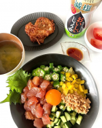簡単なのに家族が喜ぶお手軽「ばくだん丼」＆「えのきだけのフライ」マグロはサイコロ状にカットして正田醤油 さんの『塩分を気にする人のおいしいしょうゆ』で軽く下味をつけますあとはお好みの具材…のInstagram画像