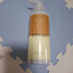 TOWAZ 　スクラブボディウォッシュ最初使い始める時、ポンプの所にジェルが付いてきてびっくりしたけど、気にならなかった。ジェルだから、ポンプ押す時、液体のボディソープより少し力はいる。ジェルを…のInstagram画像