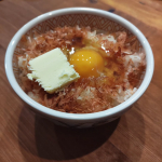やったね🎯モニター当選✌かつお節のモニターとかまじ助かる。出汁を取るほど料理が上手ではないので贅沢TKGにしました🍚炊きたてご飯にかつお節、たまご、バター、そして白だしをかけまーぜまーぜ…美味い…のInstagram画像
