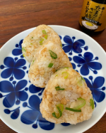 今日のご飯🍚有機醤油使用「寺岡家のたまごにかけるお醤油」を使って何個でもいける！おにぎり作ってみました🍙〈材料〉・ご飯　　お茶碗1.5杯・天かす　大さじ2・ごま　　大さじ1・刻…のInstagram画像