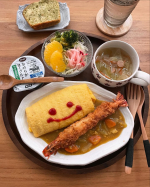 先日の晩ご飯⚪︎オムカレー⚪︎サラダ⚪︎野菜スープ⚪︎パウンドケーキ残りのカレーとおうちCO-OPさんのオムライスで晩ご飯🍛この日も夫の晩ご飯がいらん日で、がっつり作る気になれんかった…のInstagram画像