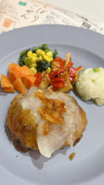 ご飯作るの面倒💦そんな時の救世主🦸✨実はこちら、ぜーーーんぶ冷凍食品🤫彩のいい副菜までついていて、お皿に盛り付けたら、豪華なワンプレートに♡彩のいい副菜は、野菜たっぷり100g以上！…のInstagram画像