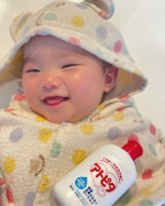 最近はお姉ちゃんが赤ちゃんのお風呂入れてくれます🤭『赤ちゃん、お風呂入れるよ〜』と言うと、お風呂場からアトピタのボディーソープを持ってきてスタンバイw入浴剤も入れてくれて、ソープであわあわ🫧ボデ…のInstagram画像