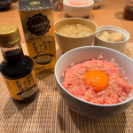 晩ご飯の海鮮ちらしに卵のっけ🥚今日はこれに"たまごにかけるお醤油"使いました😋たまごかけご飯の醤油って甘いイメージがありますがこれは程よい甘さで麺つゆよりは醤油感があるお醤油で美味しかった…のInstagram画像