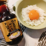 長女、卵かけご飯デビュー😇元々たまごが大好きだったけれど、生卵はちょっとあげるのに抵抗があって食べさせてませんでした🙌プレミアムの名前にふさわしい金色の箱に、金色のラベル。高級感があってギフト…のInstagram画像